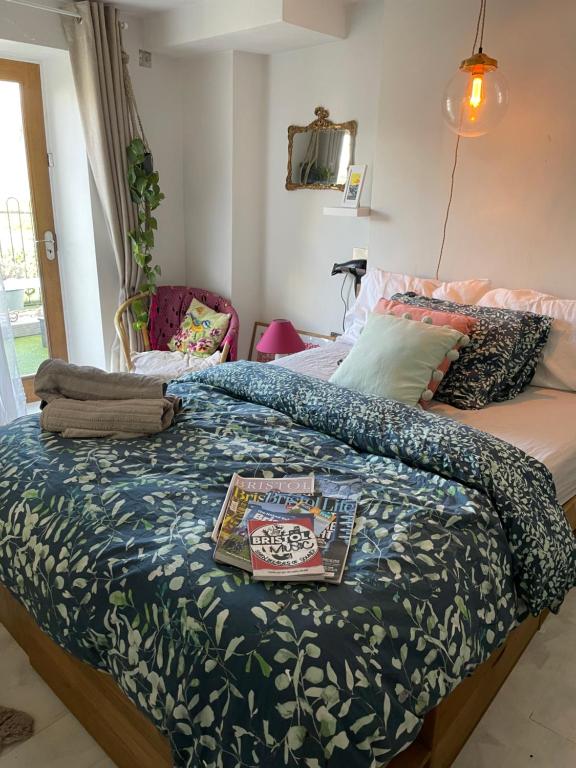 布里斯托The Cottage, Ashfield Place的一间卧室配有一张床,上面有一本书