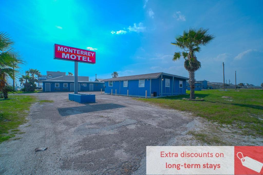 科珀斯克里斯蒂Monterrey Motel Padre Island, Corpus Christi BY OYO的坐在公路中间的汽车旅馆标志