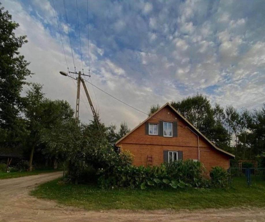 Ozierański Eden "Pod rzeźbami"的路边有风车的房子