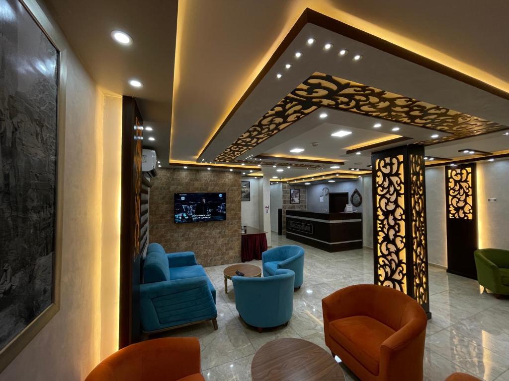 瓦迪穆萨Petra Sofsaf Hotel的大堂配有沙发、椅子和桌子