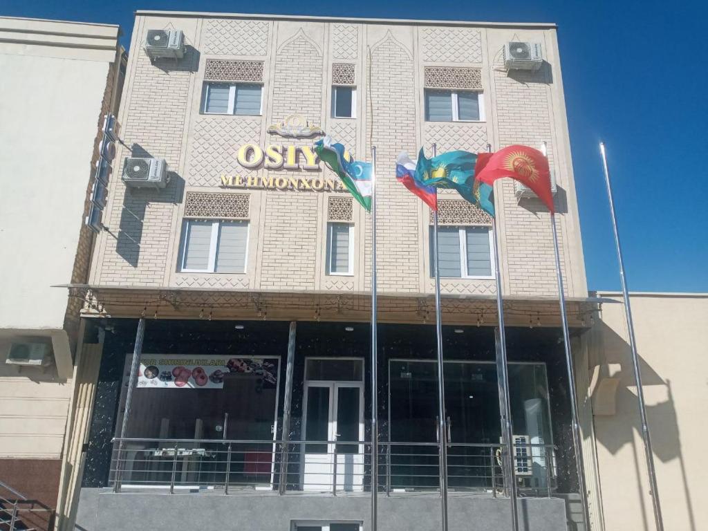 撒马尔罕Osiyo Hotel的建筑的侧面有标志