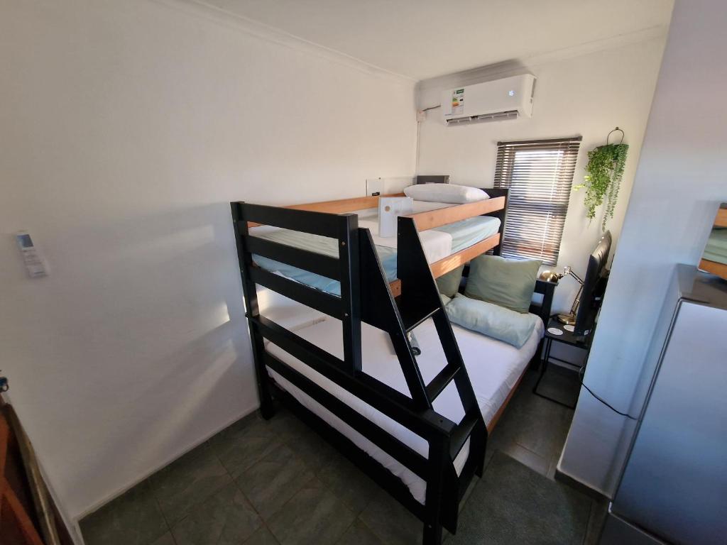 帕拉佩Casa-Pel Tiny House的一间小房间,房间内设有一张双层床
