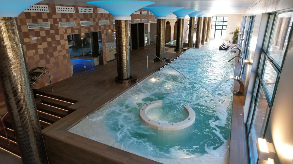 兰哈龙兰哈隆巴尔尼里奥酒店的一座室内游泳池