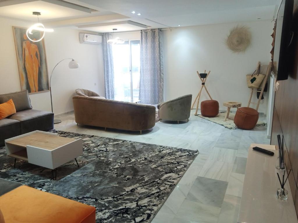 非斯Nouvel appartement climatisé的客厅配有沙发和桌子