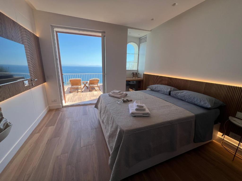 阿马尔菲SeaJewelsDeluxurySuite的一间卧室设有一张床,享有海景