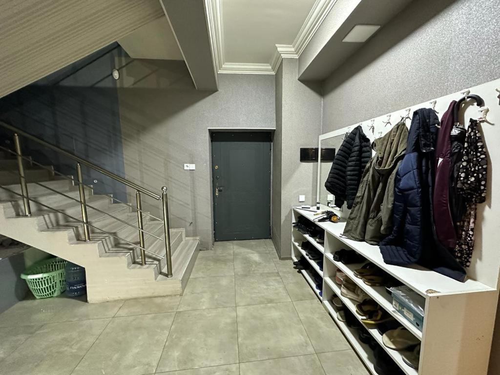 巴库CHEMPION HOSTEL BAKU的一间设有楼梯的房间和一个带鞋的走廊
