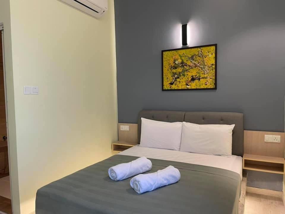 Batang BerjuntaiVilla Motel Mas Guesthouse的一间卧室配有一张带两个枕头的床