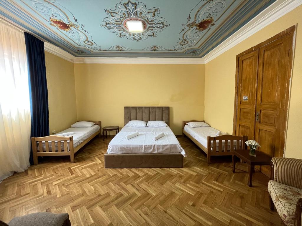 第比利斯Tiflisi Hostel的一间卧室设有两张床和天花板