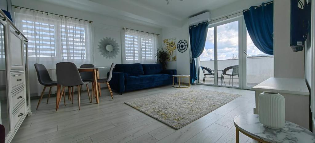 克拉约瓦Apartament 1 Mai bloc nou-Self check-in的客厅配有蓝色的沙发和桌子