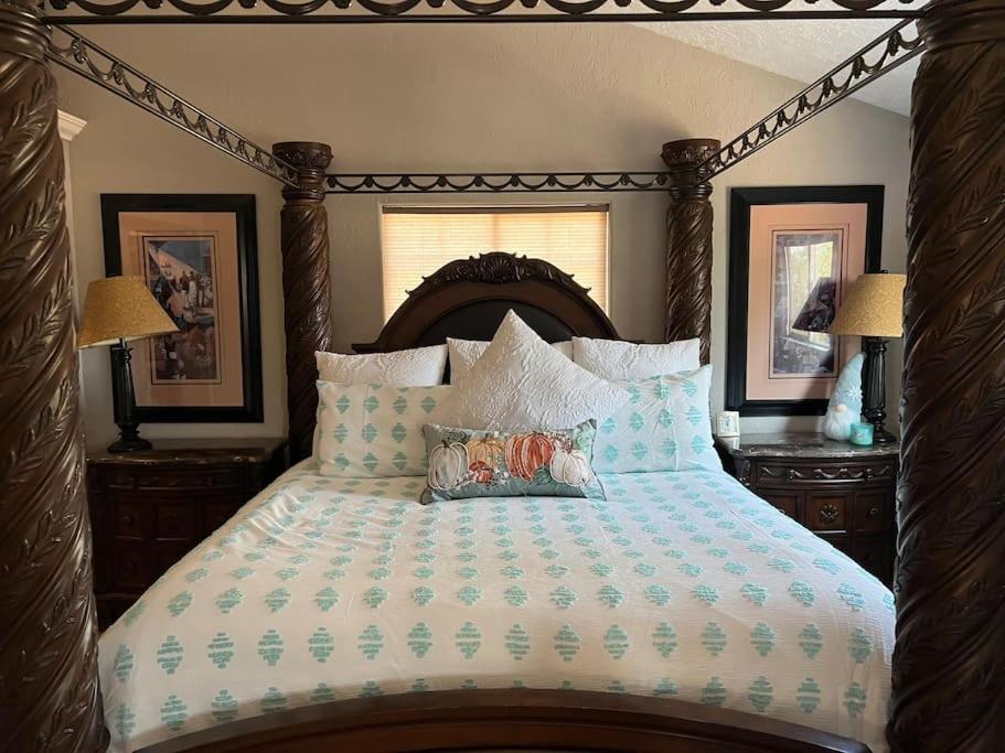 雷丁Beautiful and Relaxing Guest House!!的一间卧室配有一张大床和两盏灯。