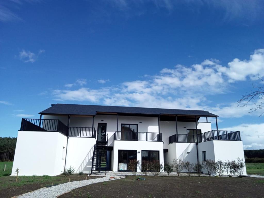 SerantesAnam Cara House的黑色屋顶的白色房子
