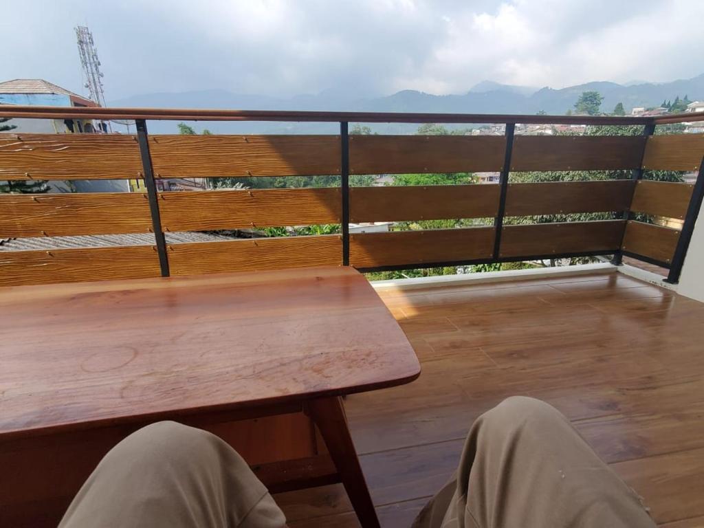 普卡Bobo Queen House 5 villa baba ( mountain view)的观景阳台的木桌