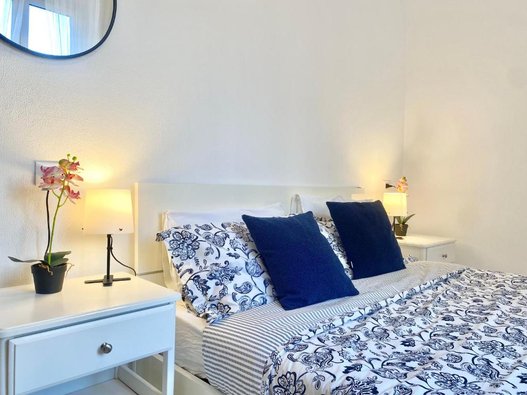 热那亚TERMINAL Apartment的一间卧室配有一张带蓝色和白色枕头的床