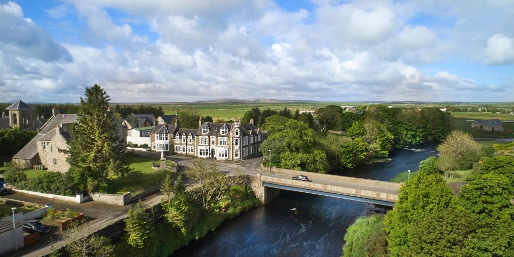 HalkirkUlbster Arms Hotel near Thurso的河上桥梁的空中景观