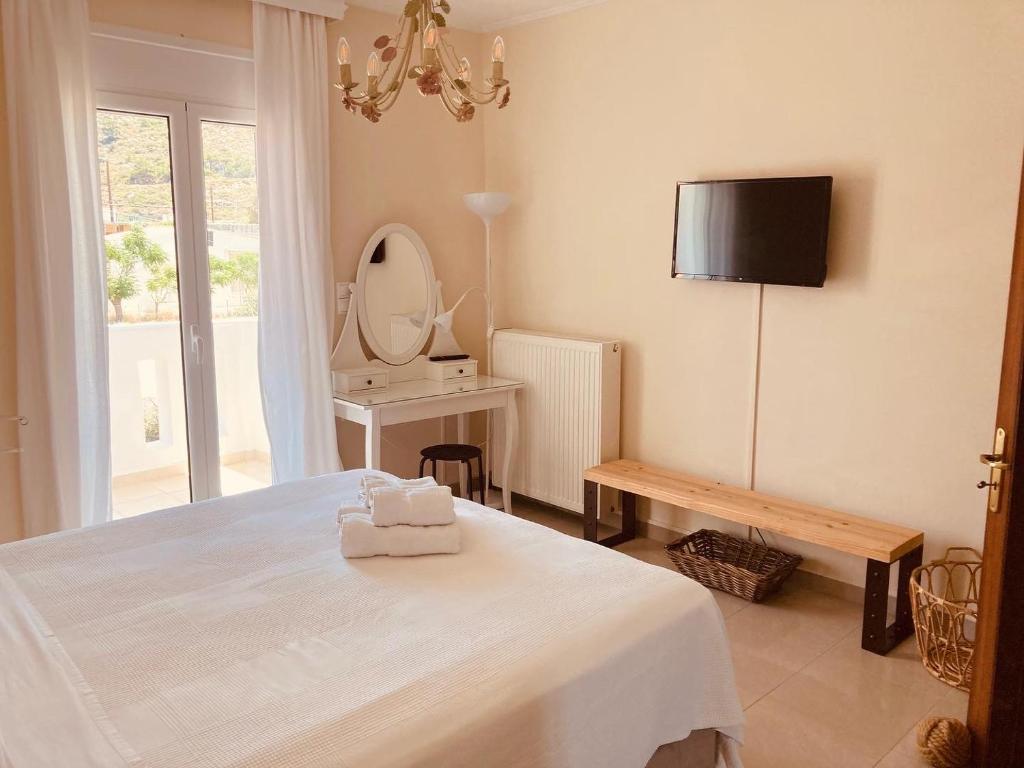 KómiGoldfish Seaside Luxury Houses的白色卧室配有床和镜子