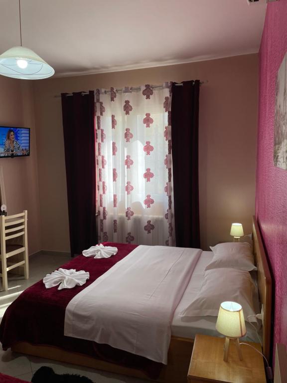 斯库台Hotel Shkodra L的一间卧室设有一张大床和一个窗户。