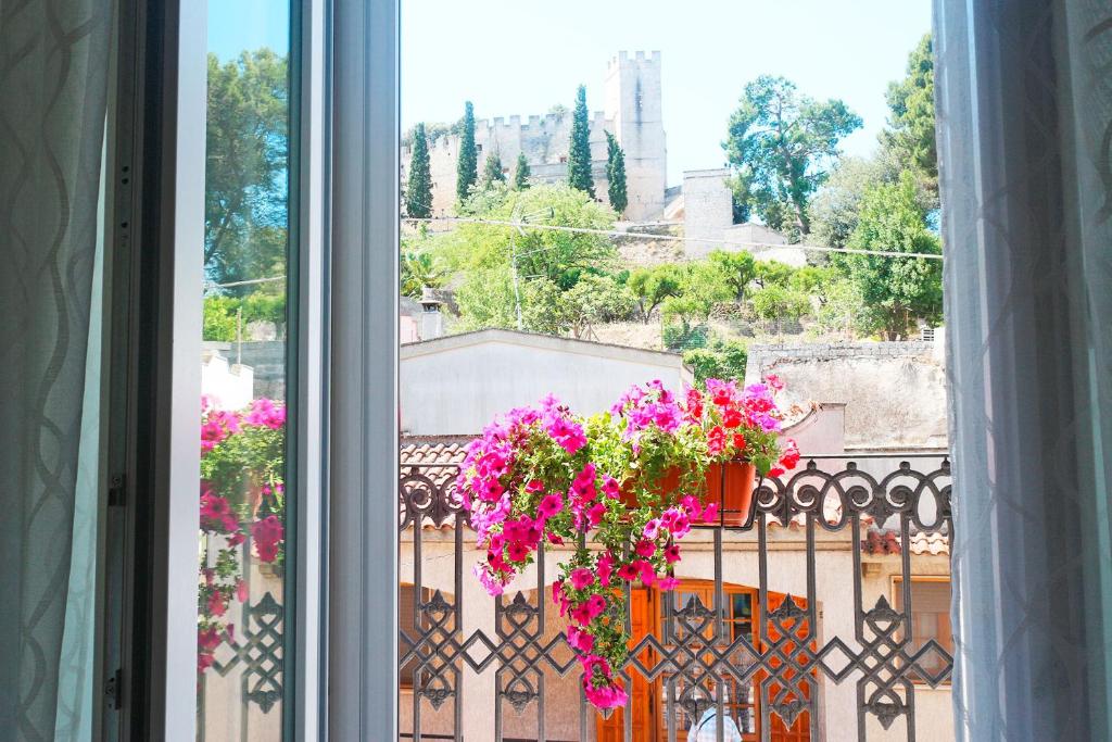 奥里亚Suite Chiara的阳台上的窗户上放着一大束鲜花