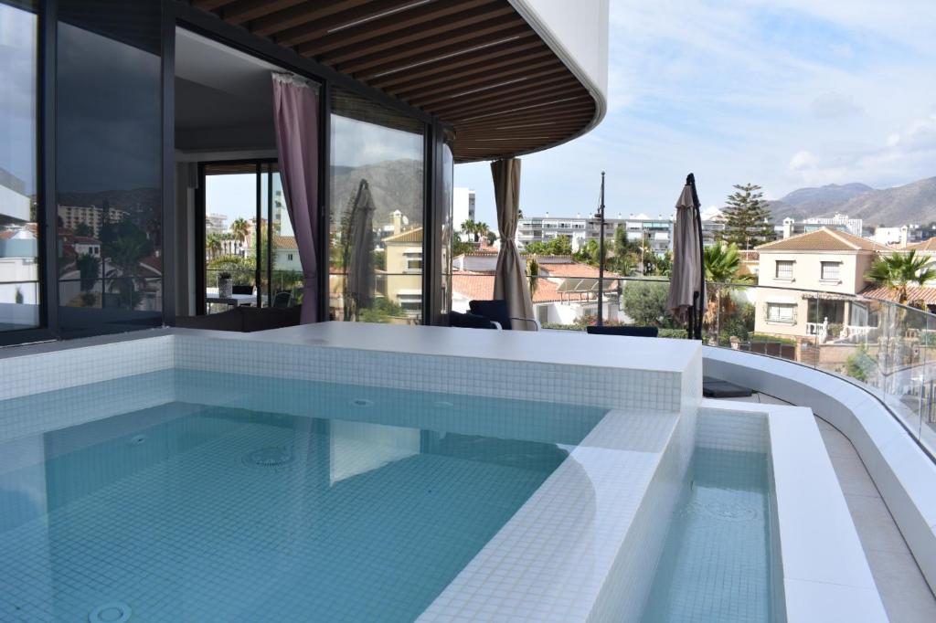多列毛利诺斯Luxury complex beachfront apartment with gym and large terrace的享有房屋景致的游泳池