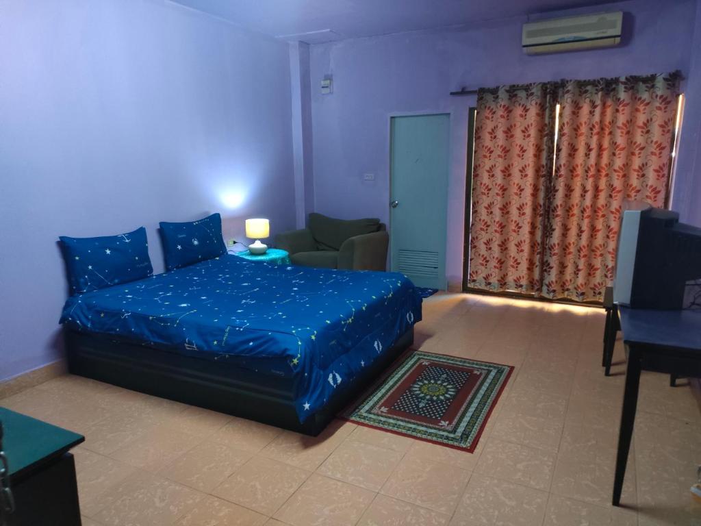 芭堤雅市中心Pattaya inn By Thai Smile的一间卧室配有一张床、一张沙发和一台电视
