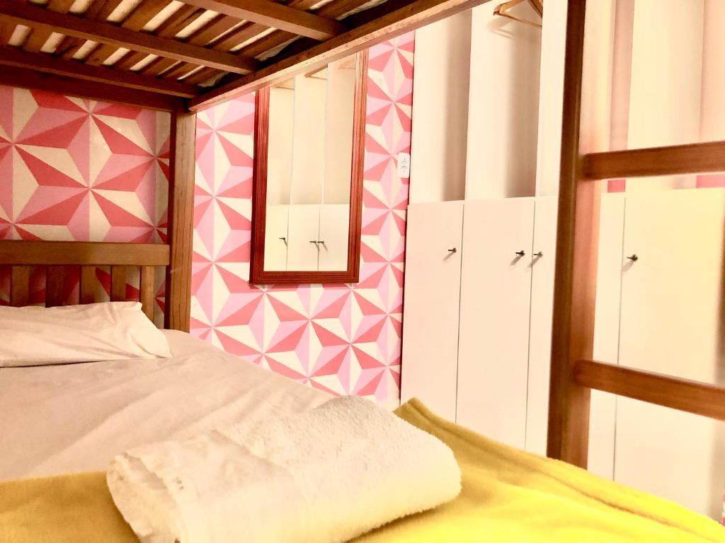 巴西利亚GayFriendly Hostel BSB Airport的一间卧室配有一张床和镜子