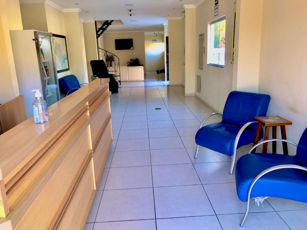 阿帕雷西达Santa Catarina Hotel的医院的候诊室,带蓝色椅子