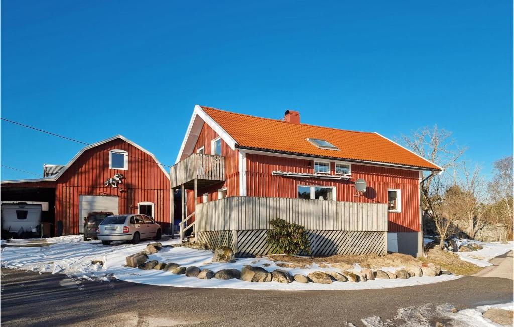 Fagerfjäll Tjörn3 Bedroom Stunning Home In Kllekrr的前面有一辆汽车停放的红色谷仓