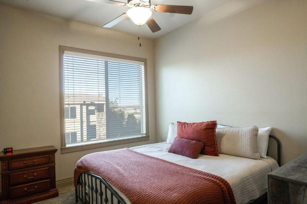 华盛顿B13 Sunset Corner Top Floor 3-bedroom Sunset View的一间卧室配有一张带吊扇和窗户的床。