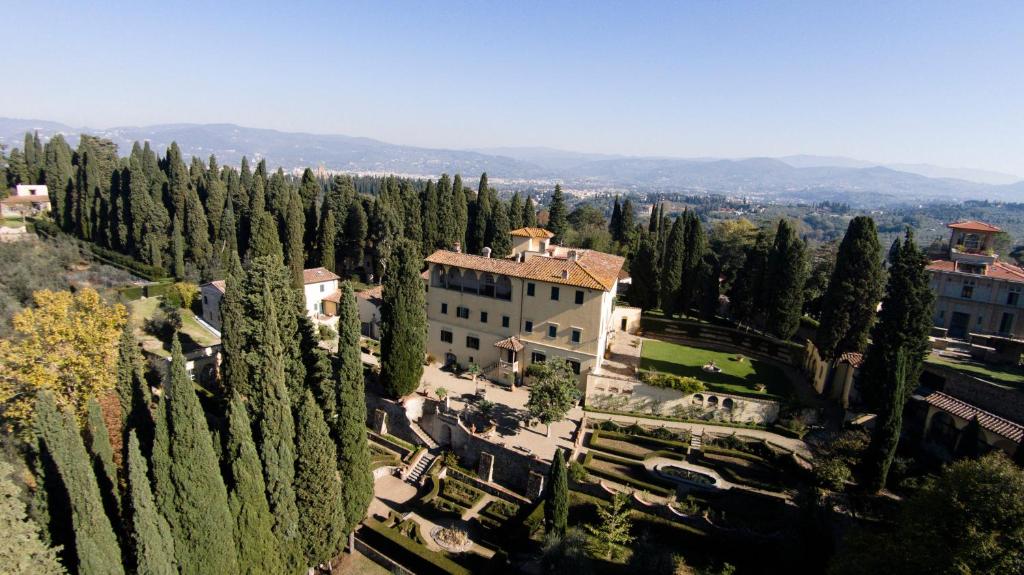 佛罗伦萨艾盖浦艺术别墅酒店的享有四周环绕着树木的建筑的空中景致
