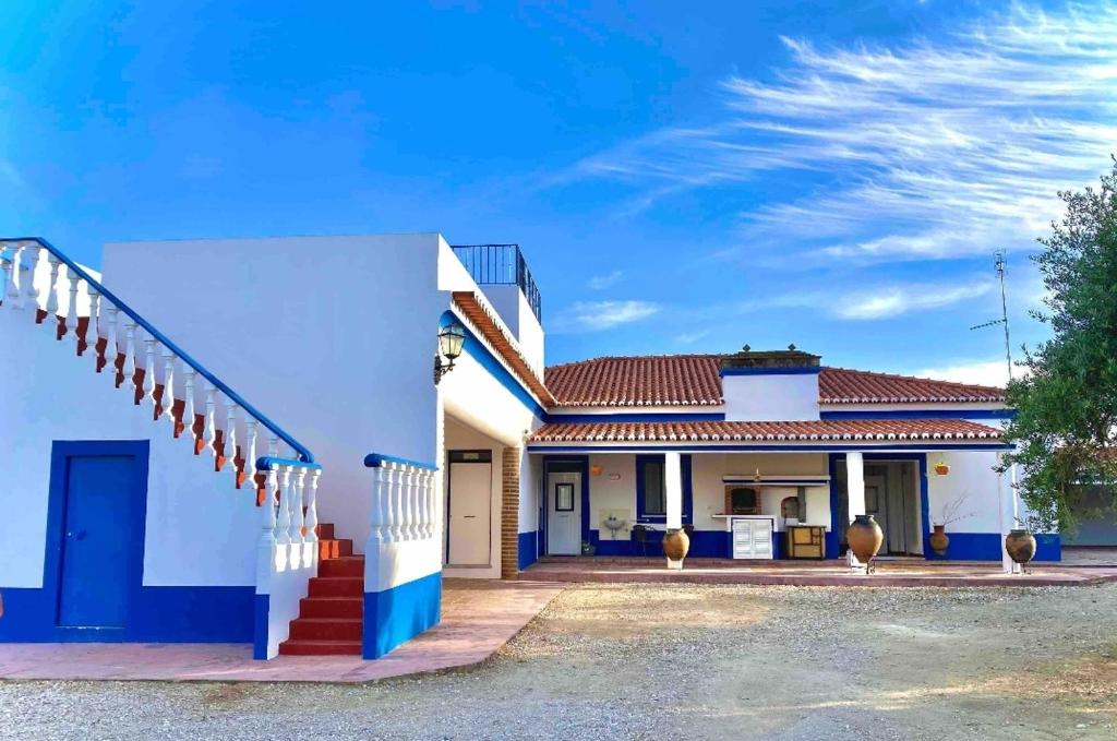 雷根古什-迪蒙萨拉什HERDADE DO CORVAL的白色和蓝色的房子,有红色屋顶
