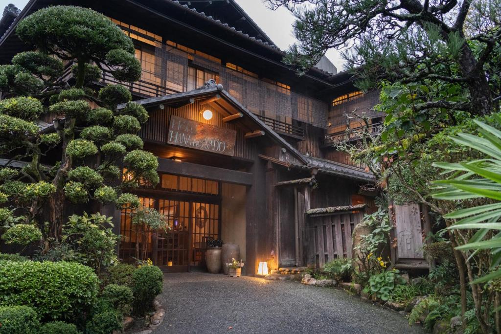 神户哈纳科亚多酒店的日式房子前面有一条小路