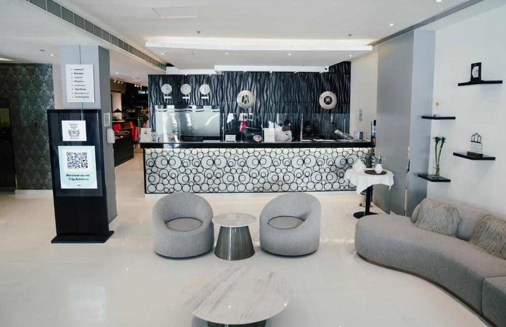 马斯喀特Best Western Premier Muscat的带沙发、椅子和柜台的客厅