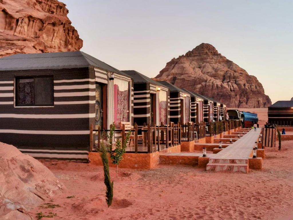 瓦迪拉姆Faisal Wadi Rum camp的沙漠中的一排移动房屋