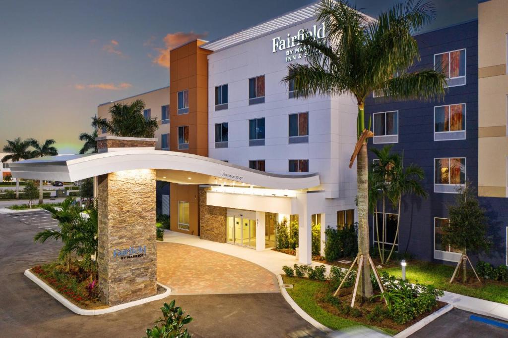 迪尔菲尔德海滩Fairfield by Marriott Inn & Suites Deerfield Beach Boca Raton的前面有棕榈树的酒店