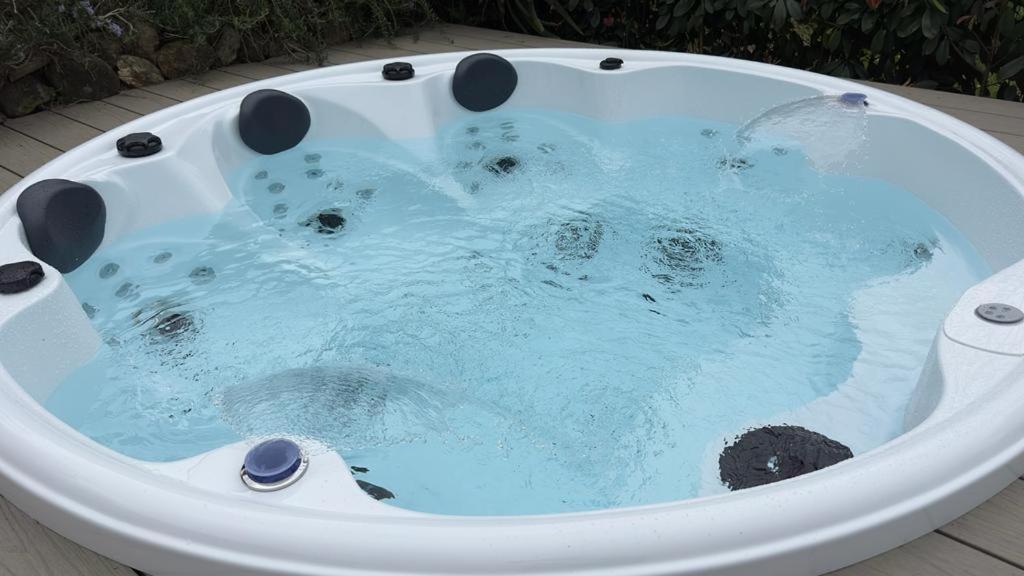 东塞斯特里Ca' Du Ale的浴缸里充满蓝色的岩石