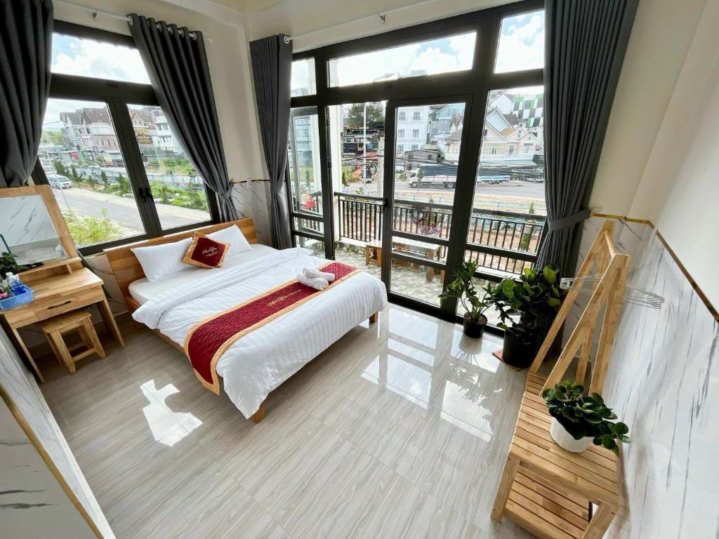 大叻Ánh Vân Villa hotel的一间卧室设有一张床和大窗户