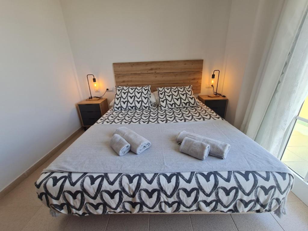 卡勒达德福斯特We Fuerteventura的一间卧室配有一张大床和两个枕头