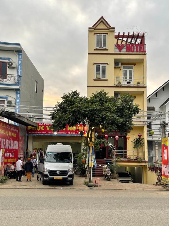 宁平Khách Sạn Hà Phương的停在大楼前的白色货车