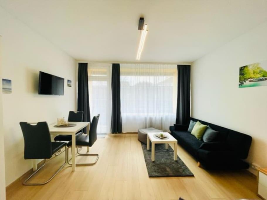 格拉茨**Modernes Apartment in zentraler Lage**的客厅配有沙发和桌子