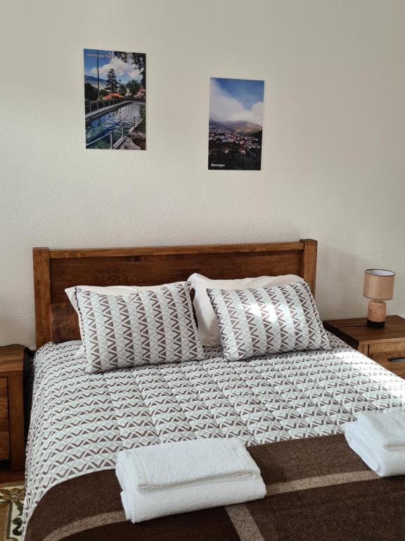 曼泰加什Glaciar Guest House的一间卧室配有一张床,上面有两条毛巾