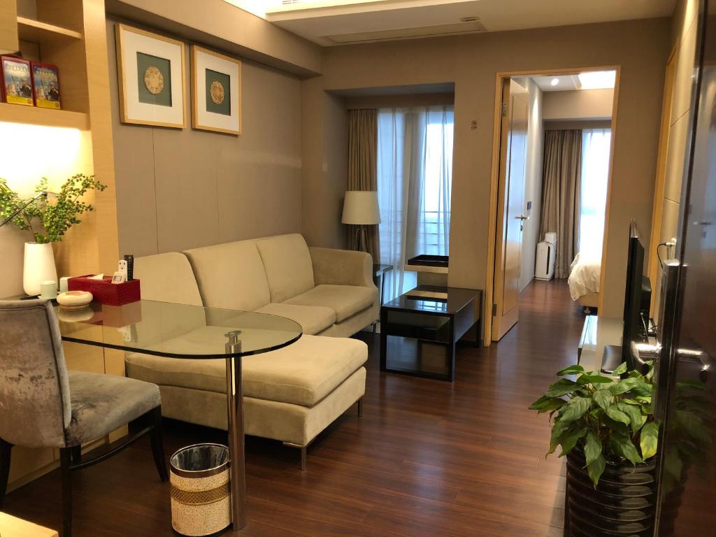 深圳滨河印象精品商务公寓的客厅配有沙发和桌子