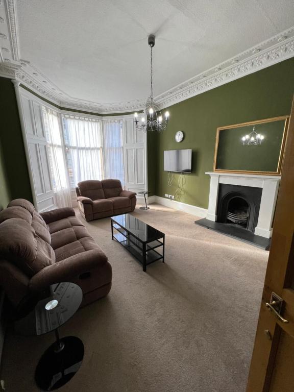 格拉斯哥Sauchiehall Street West End Apartment的带沙发和壁炉的客厅