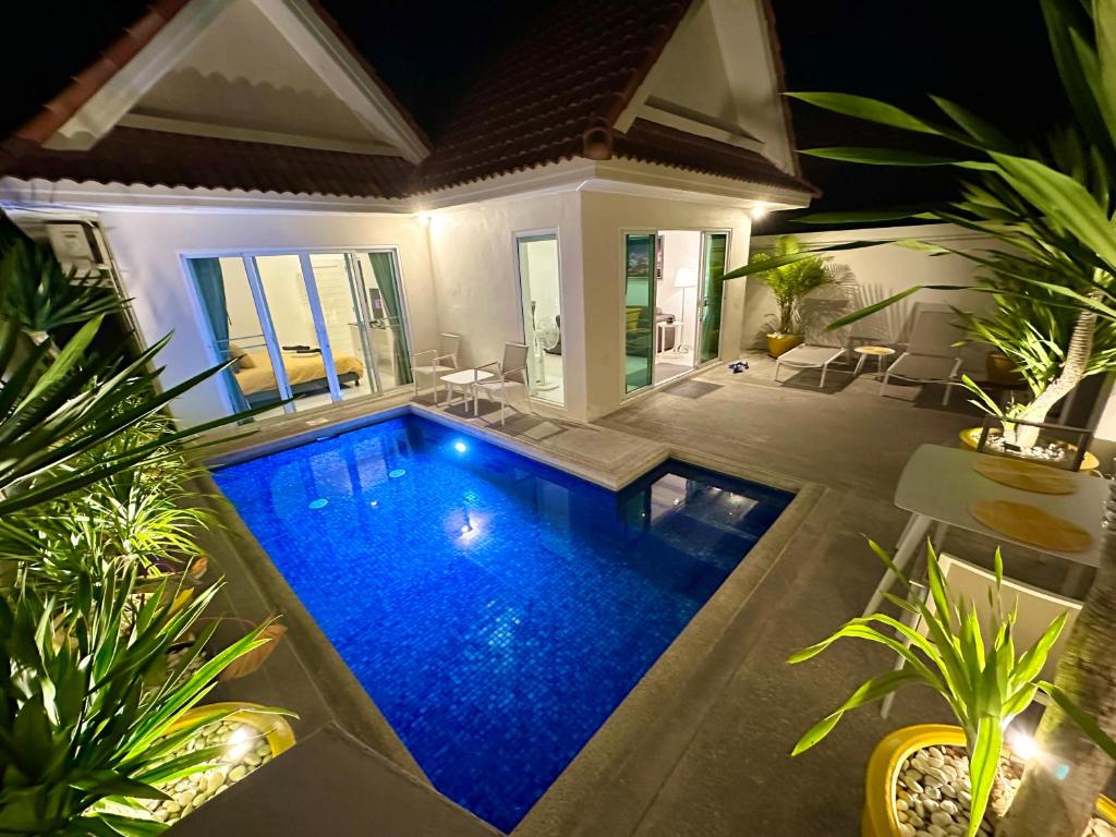 乔木提恩海滩View Talay Villas, luxury private pool villa, 500m from Jomtien beach - 45的房屋中间的游泳池