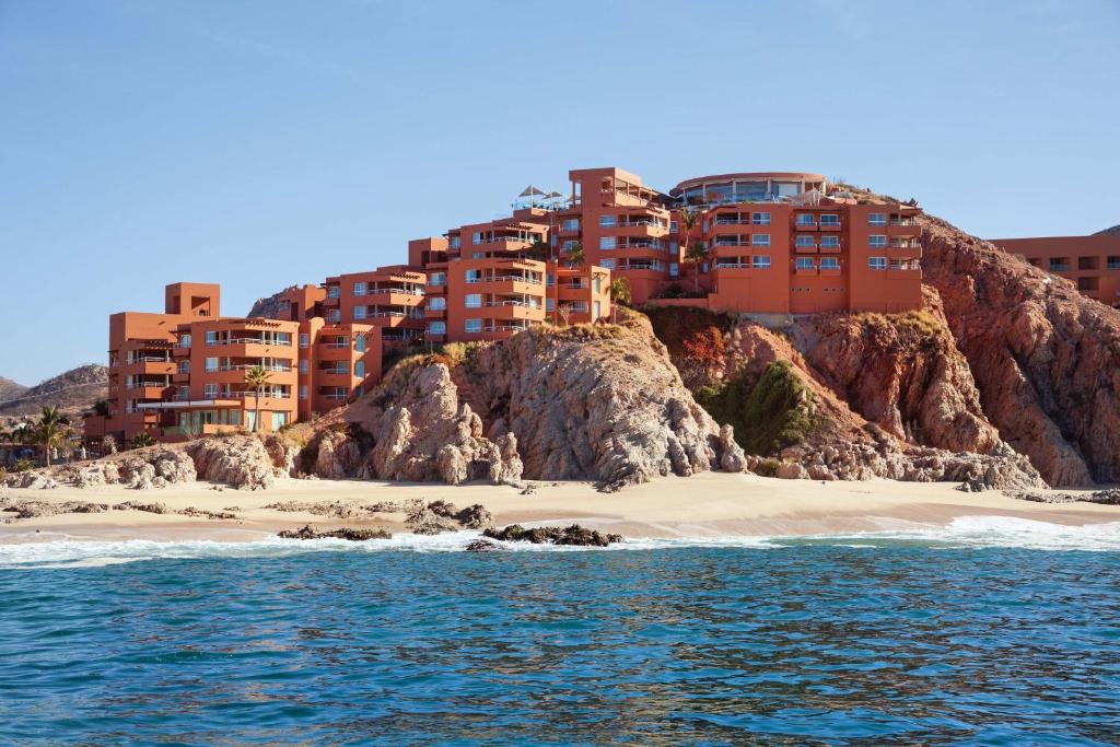 艾尔贝迪托The Westin Los Cabos Resort Villas - Baja Point的海滩旁悬崖上的建筑