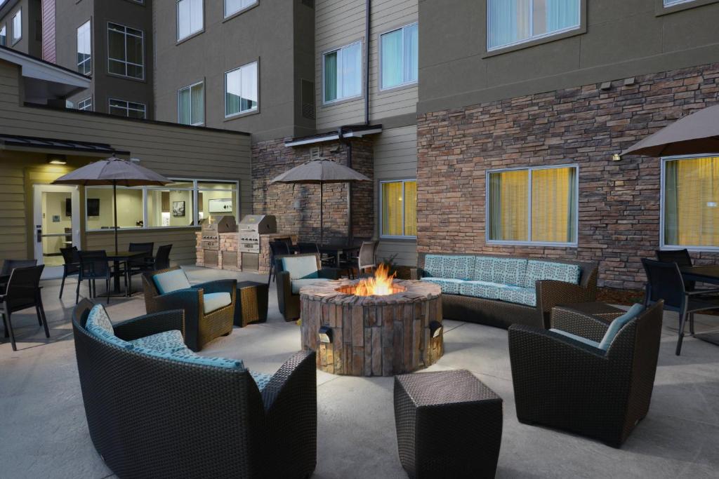 利特尔顿Residence Inn by Marriott Denver Southwest/Littleton的庭院设有火坑和桌椅