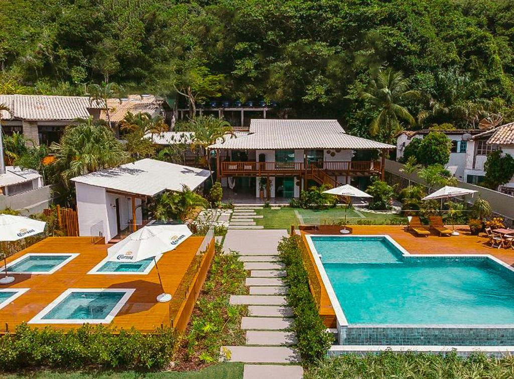 塞古罗港Tropical Beach的享有带游泳池的度假村的空中景致