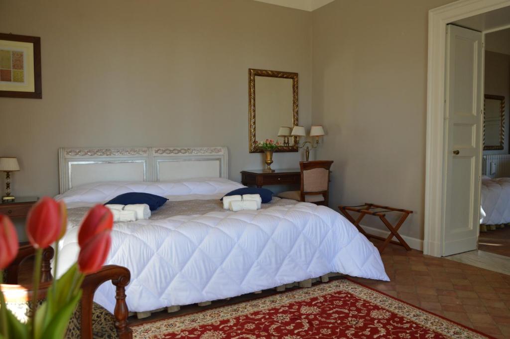 马斯卡卢恰Le stanze dei Mori - quadrupla con bagno privato的卧室配有白色的床和镜子