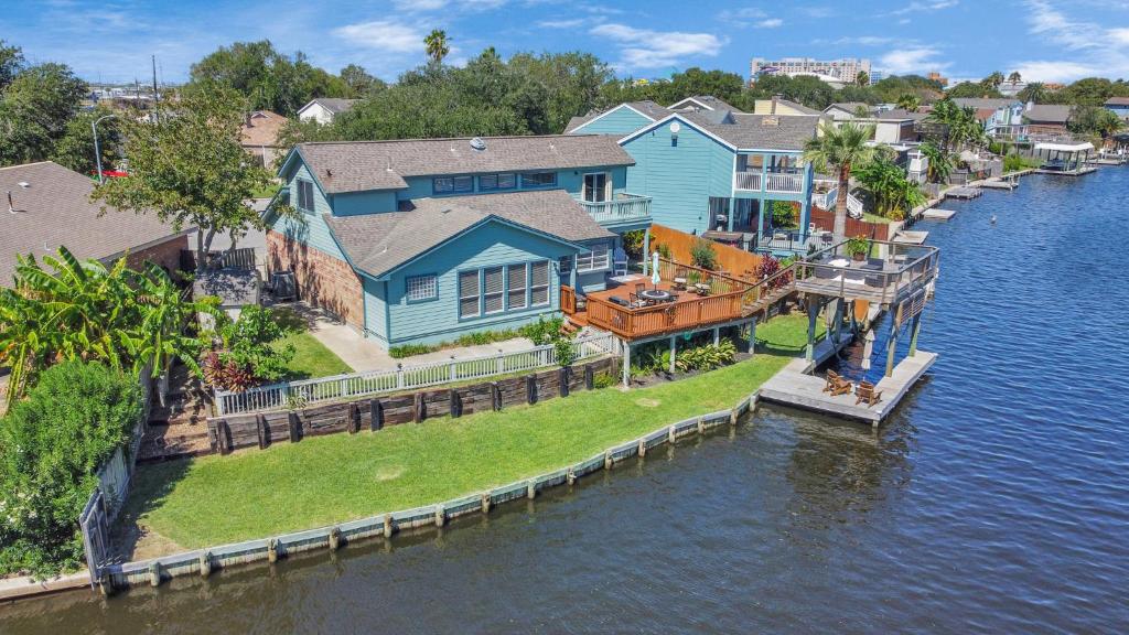 加尔维斯敦Beauty on the Water! Lake House near the beaches!的水面上房子的空中景观