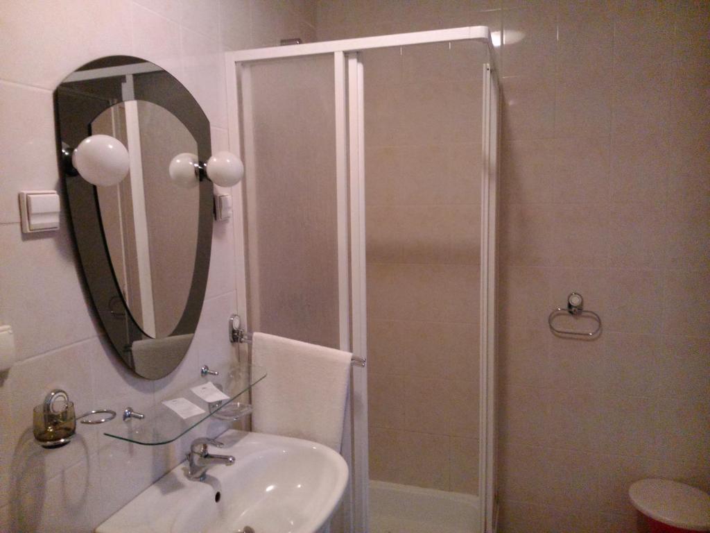 GrabowiecHostel Miłosz的带淋浴、盥洗盆和镜子的浴室