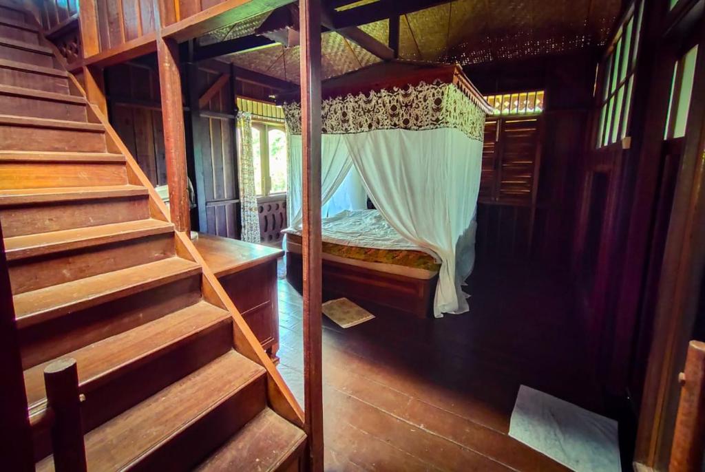 武吉拉旺Orangutan Bungalow的房屋内一间带双层床的卧室