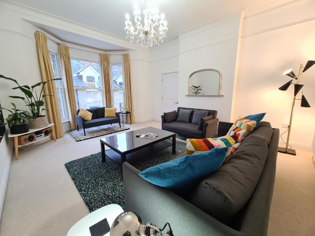 文特诺Large Modern Victorian Apartment的客厅配有沙发和桌子